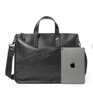Vista dettagliata della borsa da lavoro in pelle nera che mostra la capacità con tablet.