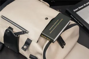 Zaino uomo in pelle elegante viaggio tempo libero computer design beige e nero quotidiano.
