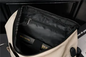 Dettaglio scomparto interno zaino con fodera nera tasca con zip e porta USB integrata.