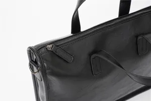 Vista dettagliata della borsa di lavoro nera in pelle PU, borsa a tracolla per laptop.