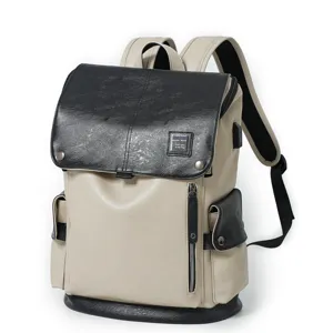 Vista dettagliata di un elegante zaino in pelle bicolore con tasche spaziose.