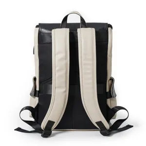 Vista dettagliata di uno zaino bicolore elegante in nero e beige con spallacci resistenti.