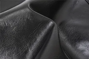 Vista ravvicinata dettagliata del materiale in pelle nera di alta qualità con trama naturale.
