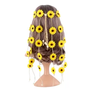 Dettaglio fascia girasole con frange, accessorio per capelli margherita stile bohémien.