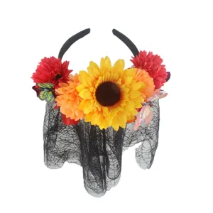 Gros plan détaillé du serre-tête de fleurs d'Halloween avec tournesols et voile en dentelle.