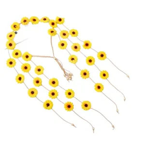 Fascia per capelli floreale margherita boho con nappe sospese, accessorio perfetto per le donne.