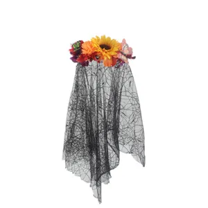 Vue détaillée du serre-tête voile floral d'Halloween avec fleurs artificielles et dentelle.
