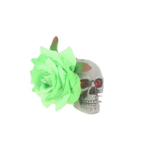 Détail de pince à cheveux tête de mort rose verte gothique, accessoire de costume Halloween.