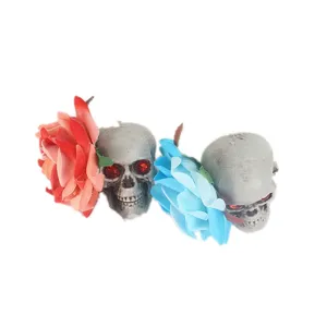 Vue détaillée des pinces à cheveux tête de mort rose gothique pour fêtes et mascarades.