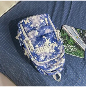 Schicker blauer Schulrucksack mit Sternenmuster und grossem Fassungsvermoegen fuer den Alltag.
