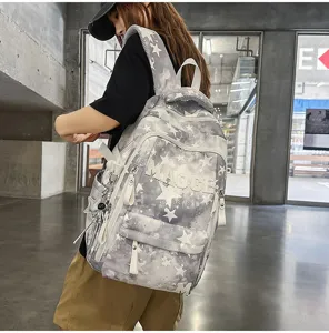 Detailansicht des stilvollen grauen Sternen-Rucksacks mit grossem Stauraum und mehreren Fächern.