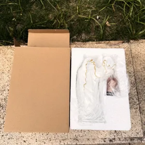 Dettaglio statua campana in resina fantasma senza volto gotico, vista unboxing, decoro.