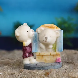 Gedetailleerd overzicht van het hars beer venster miniatuur ornament voor de decor.