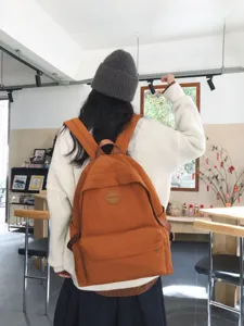 Casual grote capaciteit effenkleurige rugzak met voorzak voor reizen en dagelijks gebruik.