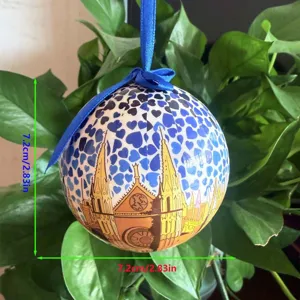 Detailansicht der blauen Weihnachtskugel mit Herzmuster und feiner architektonischer Detailgrafik.