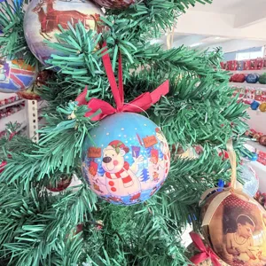 Nahaufnahme Detail der hängenden Weihnachtsbaumkugel mit niedlichem Schneemann Motiv.