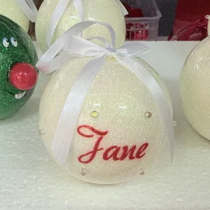 Personalisierte Glitzer Weihnachtskugel mit weißer Schleife und individuellem Namen für Deko.