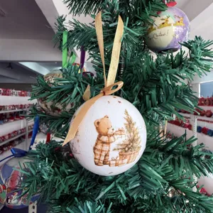 Weihnachtsbaum Kugel Ornament mit niedlichem Bären und Baum Motiv für die feiertägliche Dekoration.