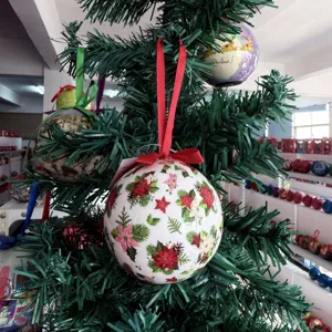Weihnachtsbaum Hängende Kugel Ornament mit festlichem Blumenmuster und rotem Band für Dekor.