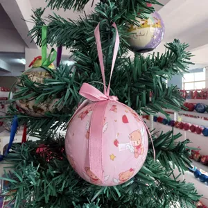 Rosa Christbaumkugel Hängekugel mit süßem Bärenmuster für die Weihnachtsdekoration.