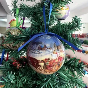 Detaillierte Nahaufnahme der Weihnachtsbaum Hängekugel mit schöner Winterszene und blauem Band.