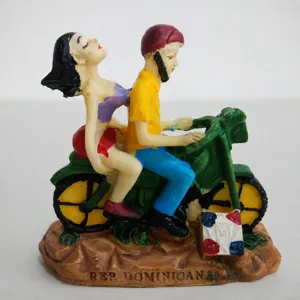 Statuetta coppia moto in resina miniatura gioco sabbia decorazione scrivania vista dettaglio