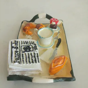 Detalle de bandeja de desayuno en miniatura de resina, accesorio de arena con cruasán y taza