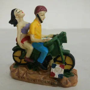 Dettaglio statuetta in resina coppia moto, giocattolo in miniatura per sabbiera e decoro.