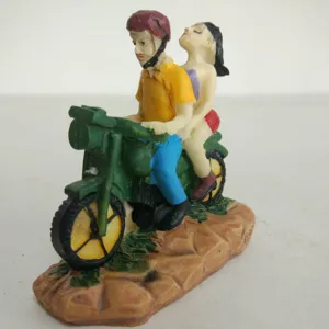 Statuetta di coppia in moto in resina modello in miniatura per sabbiera accessorio dettaglio