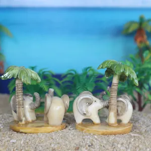Miniature di elefanti con palme per decorazioni di piante grasse e dettagli di sabbia.