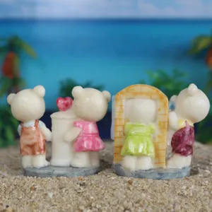 Miniatuur hars beer figuren voor vetplanten landschapsarchitectuur, gedetailleerd zicht.