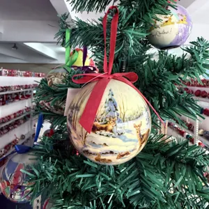 Detaillierte Nahaufnahme einer Weihnachtskugel mit Hirschmotiv am Weihnachtsbaum.