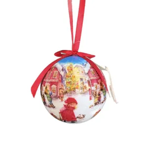 Nahaufnahme einer festlichen Weihnachtskugel mit winterlichem Schneelandschaft Design.