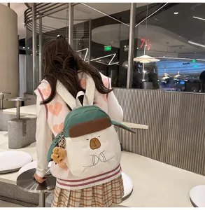 Grazioso zaino capibara con cappello e ciondolo di peluche, zainetto casual per ragazze dolci.