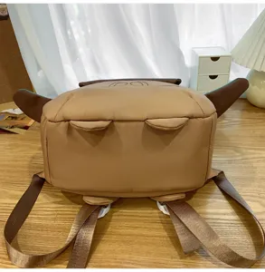 Zaino in peluche capibara carino con cappello e spallacci per uso quotidiano e viaggi.