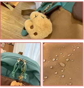 Vista dettagliata del simpatico zaino in peluche capibara con tessuto impermeabile e cerniera.