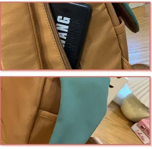 Vista dettagliata dello zaino capibara in tela marrone con dettagli verdi unici e alla moda.
