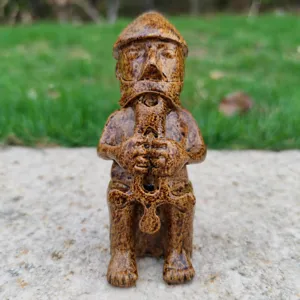 Detailansicht der primitiven mittelalterlichen Krieger Harz Figur, einzigartige Vintage Kunst