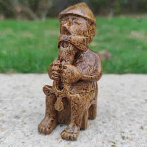 Nahaufnahme der mittelalterlichen Krieger Harzstatue mit antiker brauner Textur klar.