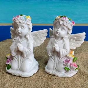 Statues de figurines en resina de fee ange agenouillee avec couronne de fleurs jardin.