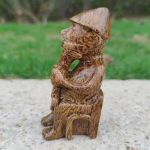 Detailansicht einer antiken Harz-Kriegerstatue mit einzigartiger Retro-Textur und Handwerkskunst.