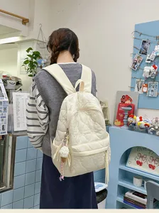 Vue détaillée du sac à dos matelassé beige rembourré, idéal pour les loisirs et l'école.