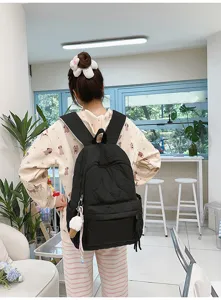 Vue détaillée du sac à dos matelassé noir montrant les coutures élégantes et la texture.