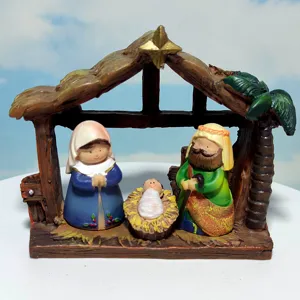 Vista dettagliata del set di statuine per presepe di natalizio in resina con la sacra famiglia.