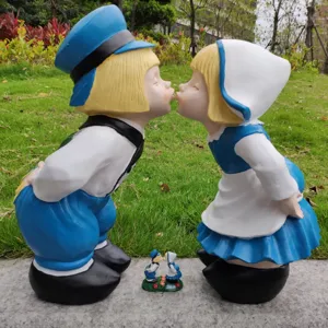 European couple garden decorative ornament resin cute boy and girl kissing statues for yard