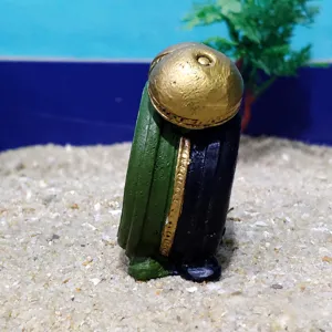 Vue détaillée de l'ornement en résine, figurine de sable en forme d'horloge rétro sur le sable.