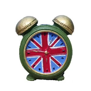 Vue rapprochée détaillée de l'ornement en résine de réveil Union Jack britannique déco.