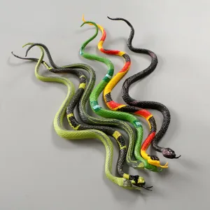 Vista dettagliata di giocattoli serpente in gomma realistici, colori vari, scherzi.