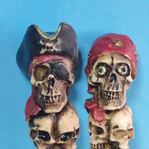 Resin pirate skull figurine Halloween decoration spooky desktop ornament home decor gift