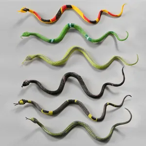 Vista dettagliata di vari giocattoli di serpenti in plastica, modelli di rettili realistici.